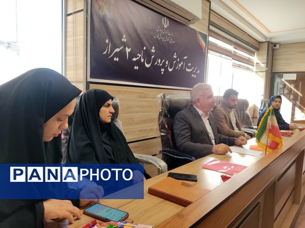 اهدای حکم دانش‌آموزان شورای دانش‌آموزی ناحیه 2