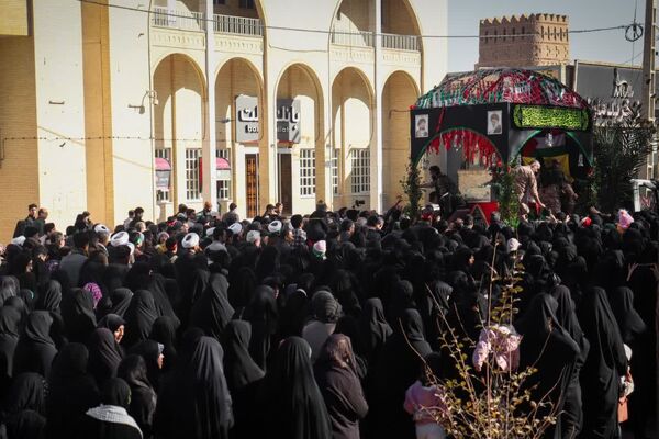 تشییع پیکر مطهر شهید گمنام ۱۷ ساله در اردکان 