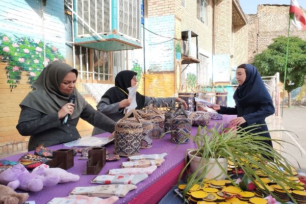 مراسم روز دختر و تقدیر از دانش‌آموزان نمونه و رتبه برتر