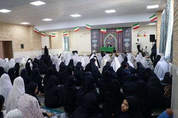 اقامه نماز جماعت، با شعار «مهر با مهُر» در مدرسه عترت قرچک