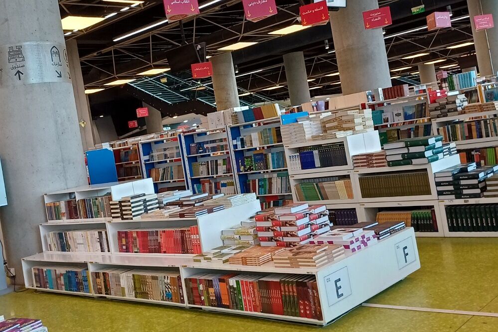 نشست رونمایی از کتاب "سه راه ادبیات" در باغ کتاب تهران برگزار می‌شود