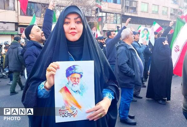 بیعت چشمگیر مردم با رهبر جدید انقلاب 