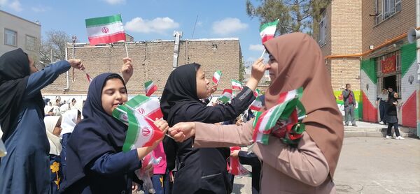 شادی دانش‌آموزان دبستان شهید خلیل طهماسبی مشهد در تحقق وعده صادق