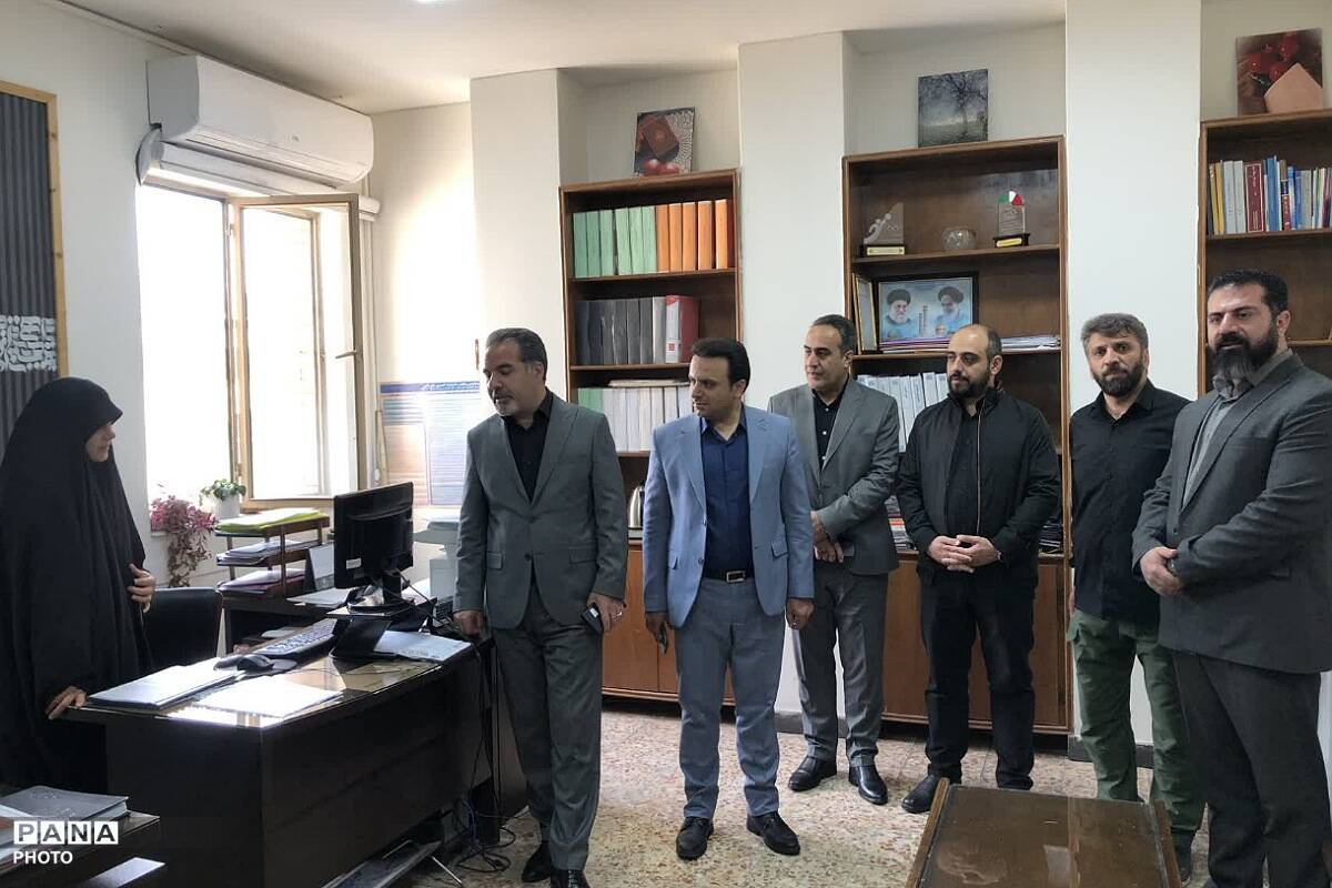 بازدید و عرض تبریک مدیر آموزش و پرورش ناحیه دو شهرری از کارکنان اداری