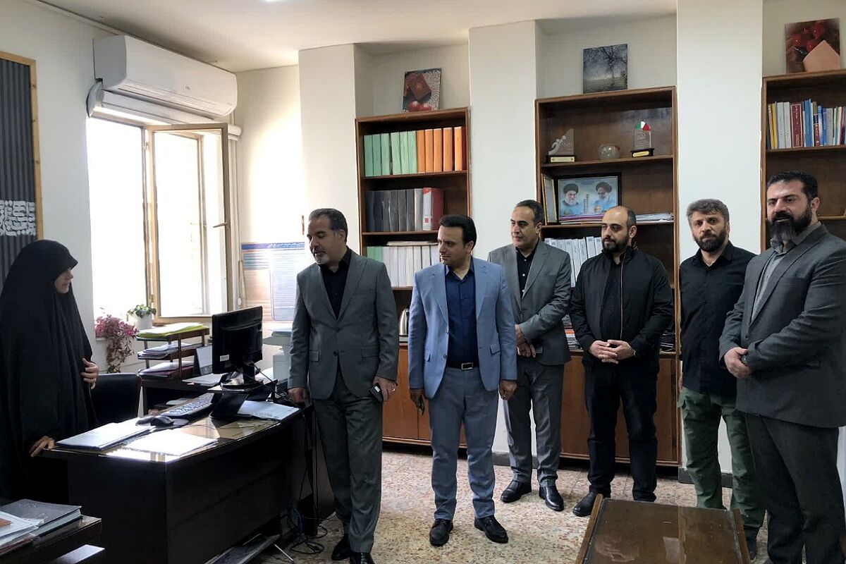 بازدید و عرض تبریک مدیر آموزش و پرورش ناحیه دو شهرری از کارکنان اداری