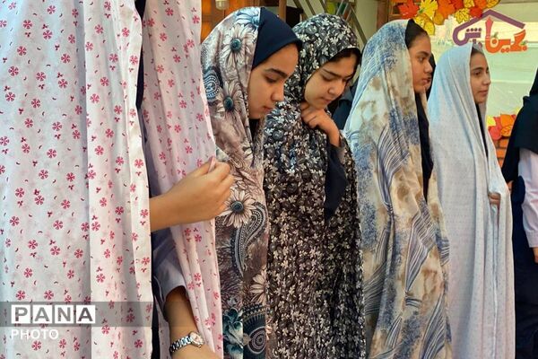 اقامه نماز دانش‌آموزان پایه هشتم در دبیرستان نگین دانش