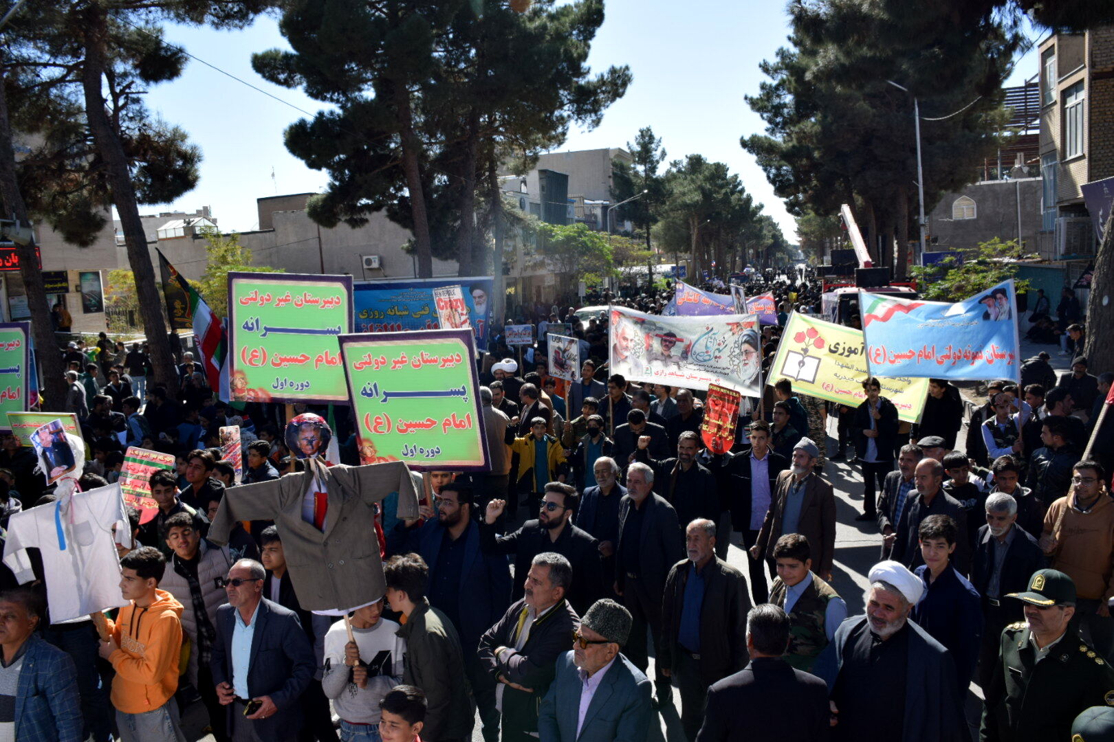 حماسه حضور نوجوانان تربت‌حیدریه در روز دانش‌آموز