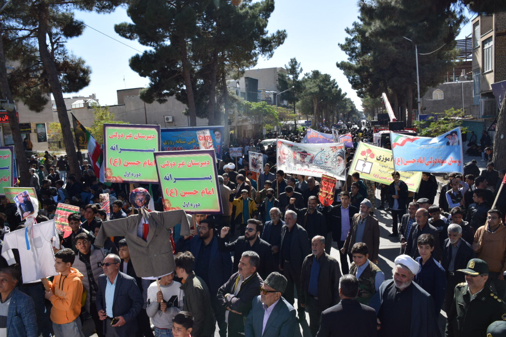 حماسه حضور نوجوانان تربت‌حیدریه در روز دانش‌آموز