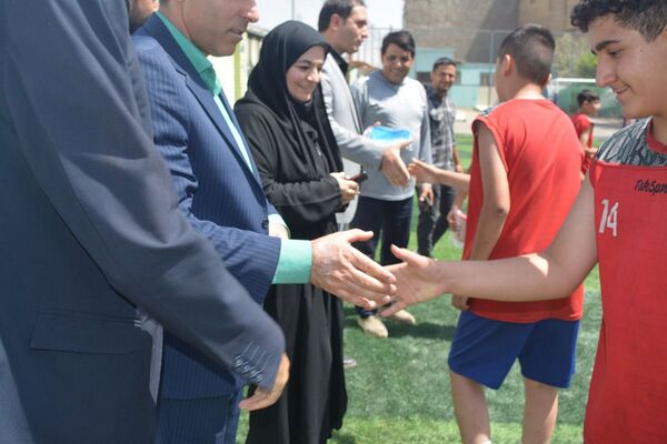 برگزاری آیین افتتاحیه زمین چمن مصنوعی هنرستان صنعت پژوهشان و مدرسه سردار سلیمانی بهارستان ۲