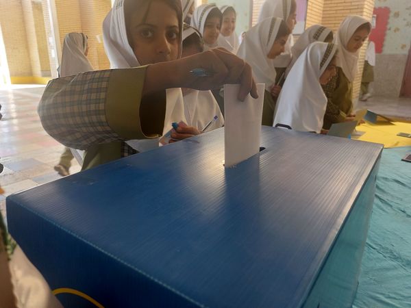 برگزاری انتخابات شورای دانش‌آموزی در مدرسه حضرت معصومه(س) حاجی‌آباد