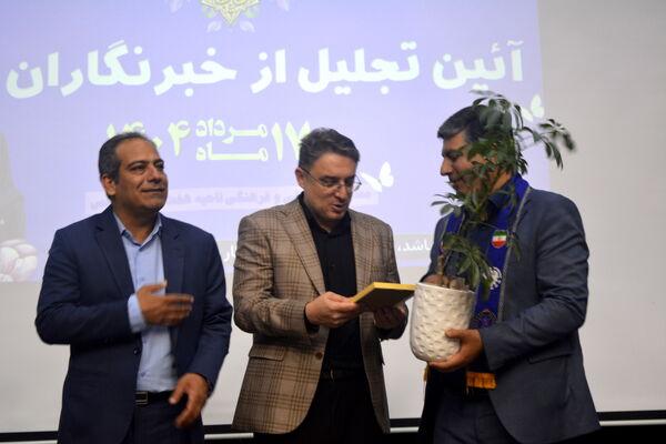 تجلیل از خبرنگاران ناحیه ۷ مشهد به مناسبت روز خبرنگار