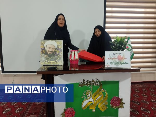 بازدید مادر شهید از مدرسه شاهد تکتم 