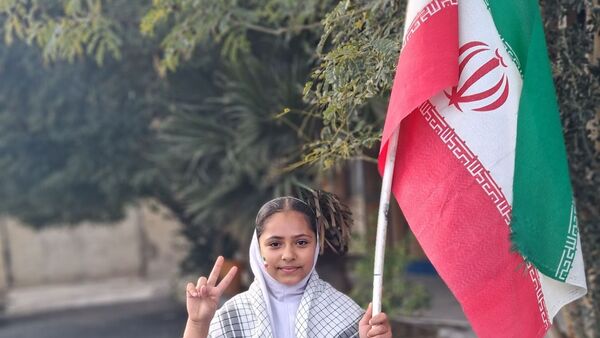 جشن باشکوه دهه فجر و پاسداشت پرچم جمهوری اسلامی در دبستان استقلال حاجی‌آباد