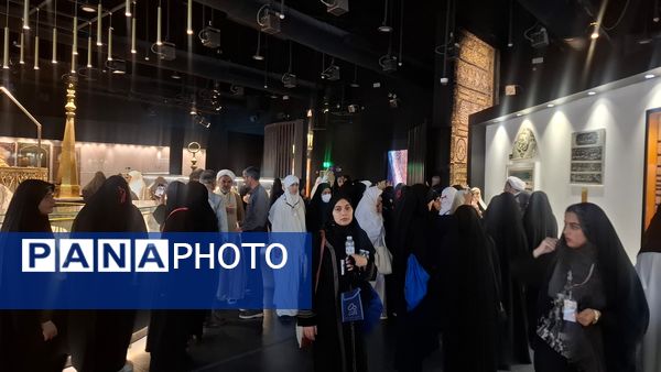 اهدای چادر از سوی مقام معظم رهبری به دانش‌آموزان دختر عمره‌گزار در سرزمین وحی