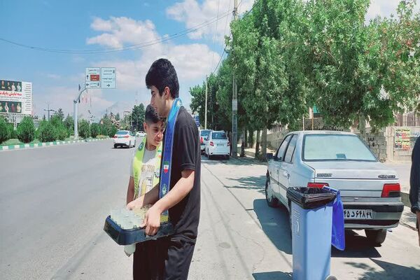 توزیع شربت نذری توسط دانش‌آموزان در موکب سازمان دانش‌آموزی کهگیلویه‌و‌بویراحمد