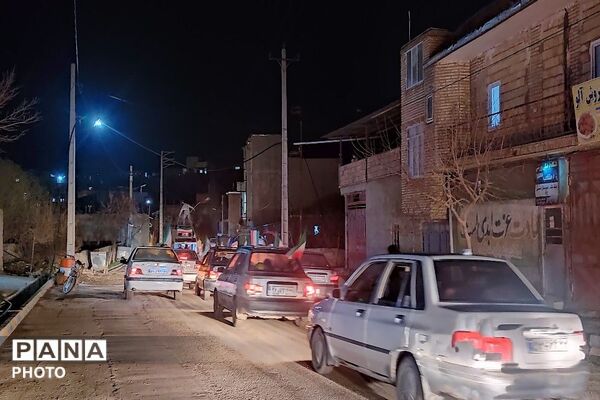 حضور پرشور مردم در کاروان خودرویی از بلوار حسینیه شهدا تا گلزار شهدای شهر بار