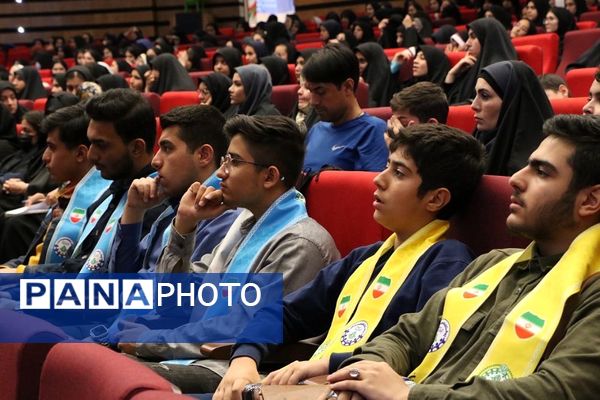 تقدیر از دانش‌آموزان برتر حوزه فرهنگی و هنری در آموزش و پرورش ناحیه یک شهرری