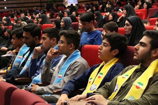 تقدیر از دانش‌آموزان برتر حوزه فرهنگی و هنری در آموزش و پرورش ناحیه یک شهرری
