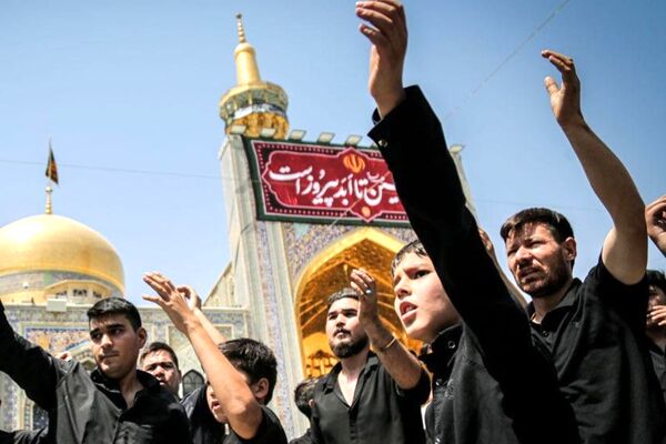 رود اشک و عشق در مسیر حرم همزمان با شکوه عزاداری هیئات‌ در خیابان‌های مشهد