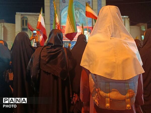 حضور پرشور مردم حاجی‌آباد در آیین‌ گرامیداشت شهدای انقلاب و دانش‌آموزان شجره طیبه