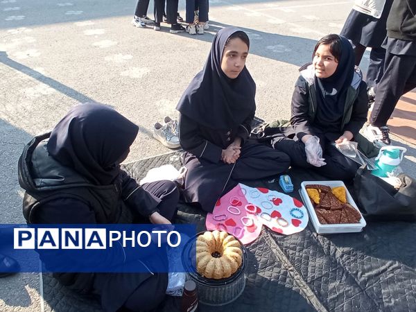 برپایی بازارچه‌ دانش‌آموزی در دبیرستان دلیری مشهد