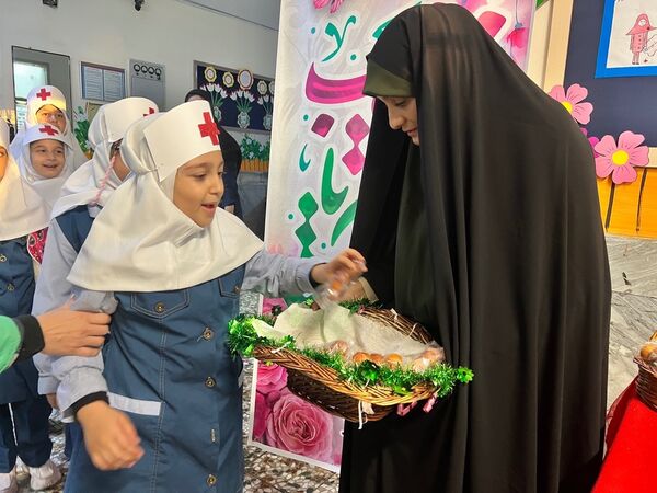 جشن ولادت حضرت زینب (س) و روز پرستار در دبستان المهدی ناحیه ۲ کرج