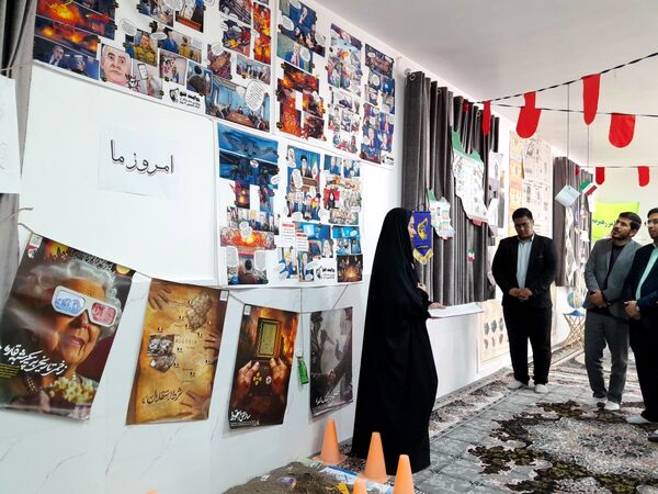نمایشگاه انقلاب  در آموزشگاه تکتم