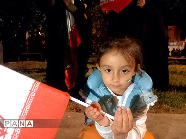 فرقی نمی کند کوچک و بزرگ پای کاریم
