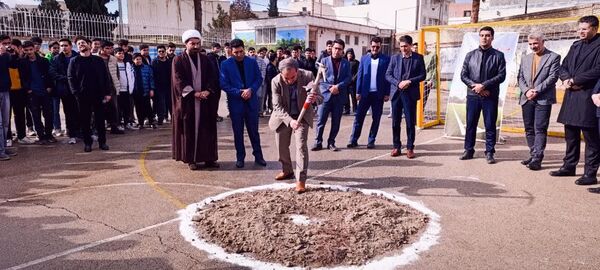 جشن انقلاب و کلنگ زنی زمین چمن دبیرستان شاهد امام حسین (ع)