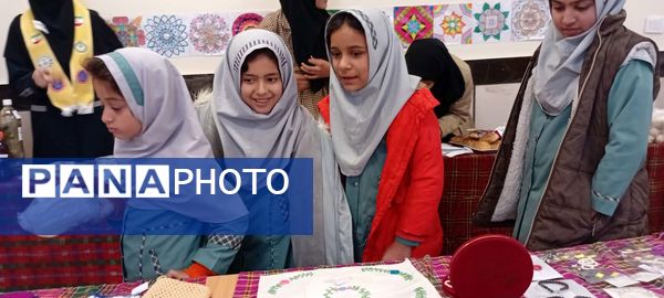 بازدید دانش آموزان مدرسه مریم میرزاخانی خلیل آباد از بازارچه کار آفرینی