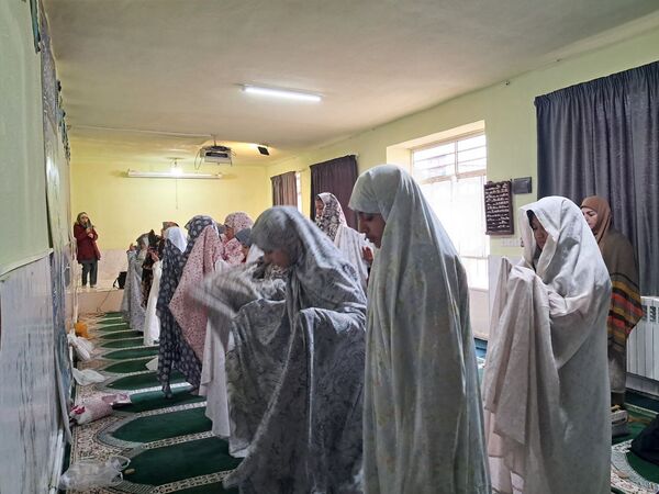 شرکت دانش‌آموزان مدرسه حضرت زینب(س) در نماز جماعت