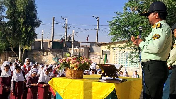 دیدار صمیمانه مأموران نیروی انتظامی با دانش‌آموزان دبستان استقلال 
