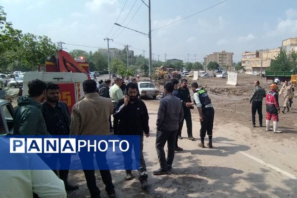 حضور جهادی بسیج و مردم برای کمک به سیل زده مشهد 