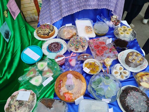 جشن روز مادر و جشنواره کیک و دسر در دبیرستان دخترانه دانشور ۲ 