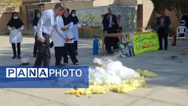 برگزاری جشن علمی شیمی در دبیرستان حضرت زینب(س) بهاباد