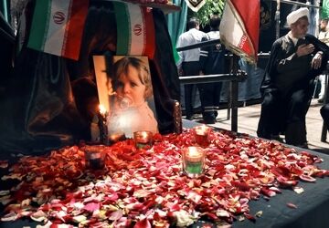 شمع‌ های وداع در بروجرد روشن شد؛ فرهنگیان در سوگ رهبر معظم انقلاب گرد هم آمدند