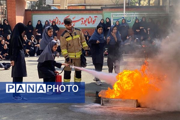 حضور قهرمانان بی‌ادعا در مدرسه حاج مهدی رسولی در هفته پدافند غیر عامل