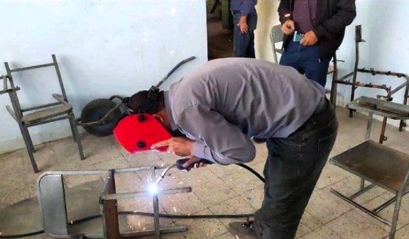 هنرستان شهید بهشتی عجب‌شیر میزبان کارگاه نوآورانه آموزش ساخت صندلی