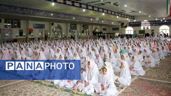 حضور پرشور مکلفین در مصلی بزرگ امام خامنه‌ای(مدظله العالی) با حضور بیش از ۱۰۰۰ هزار دانش‌آموز شهرستان