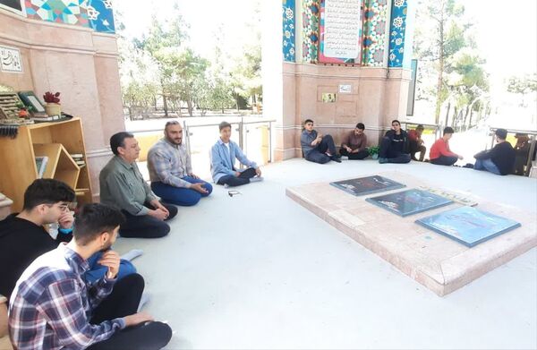 ادای احترام و غبارروبی گلزار شهدای گمنام توسط دانش‌آموزان