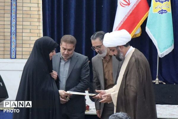 تجلیل از خادمین عرصه تربیت در نمازجمعه باقرشهر و کهریزک 
