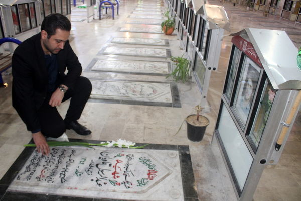 تجدید میثاق مدیر سازمان دانش آموزی استان بوشهر با شهدا