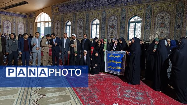 حضور پرشور دانش‌آموزان و فرهنگیان در نماز جمعه یاسوج