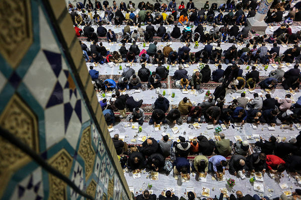 ضیافت افطاری ۲۵ هزار نفری حرم بانوی کرامت در شب میلاد کریم اهل بیت (ع)