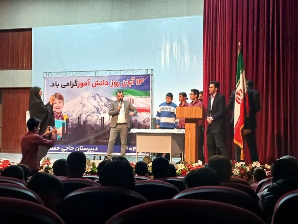 مراسم گرامیداشت روز دانش‌آموز  در دبیرستان حاج مصطفی حاج حسنی