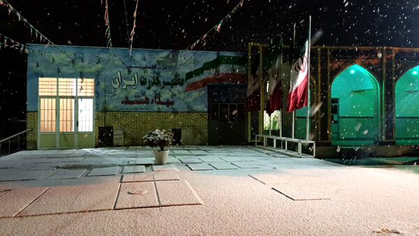حال و هوای گلزار شهدا با بارش برف الهی