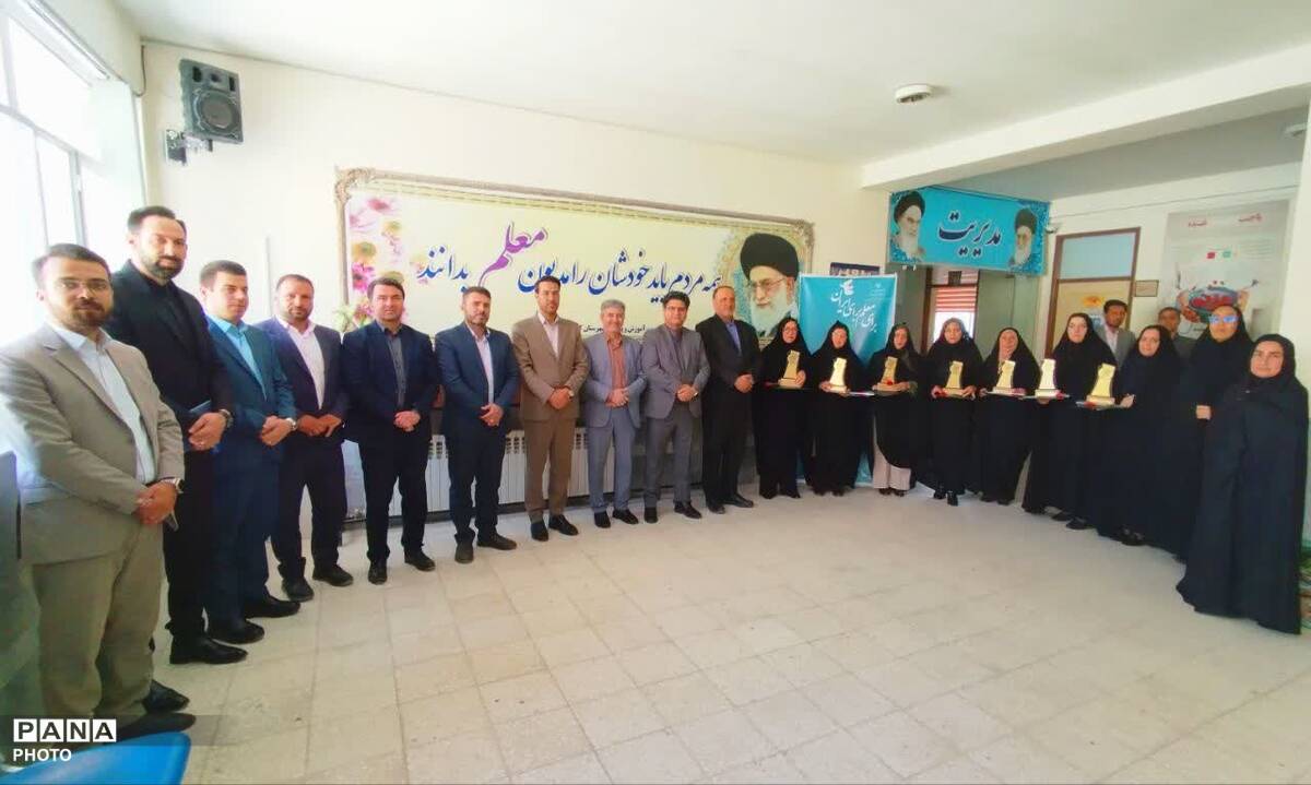 مراسم تجلیل از معلمان منتخب نمونه منطقه ای شهرستان کلات 
