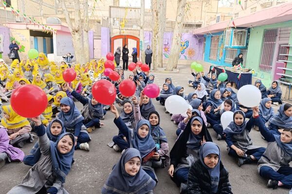 نمایشگاه آثار هنری دانش‌آموزان در دبستان نرجس بهارستان‌دو