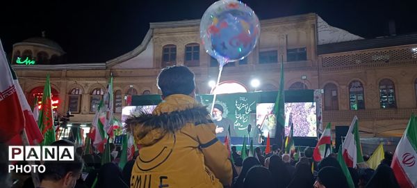 مردم یکن‌آباد در میدان امام، پیمانِ دوباره با شهدا بستند