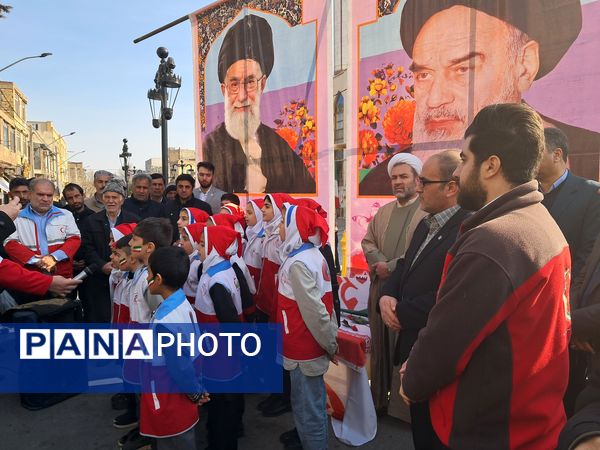 گلباران تمثال امام خمینی (ره) توسط دانش‌آموزان عجب‌شیر 